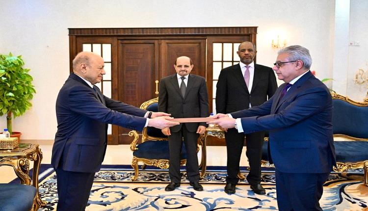 سفراء دول عربية وأجنبية يصلون إلى عدن لتقديم أوراق اعتماده إلى العليمي 