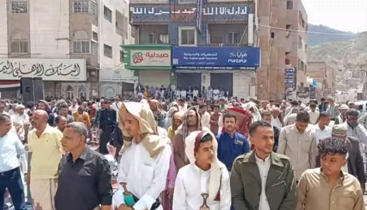 جمعة الغضب في تعز.. الآلاف يهتفون للعدالة ويدينون توقف الحملة الأمنية بعد اغتيال المشهري