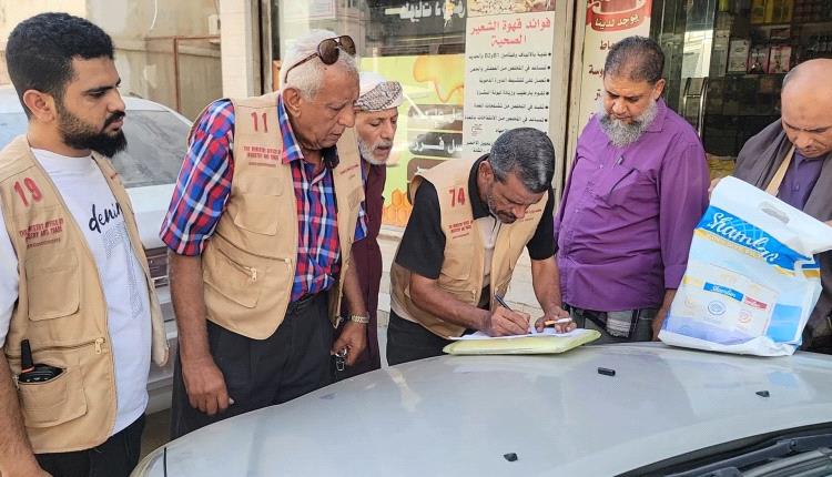 مكتب الصناعة يغلق محل بهارات يمارس الغش في عدن