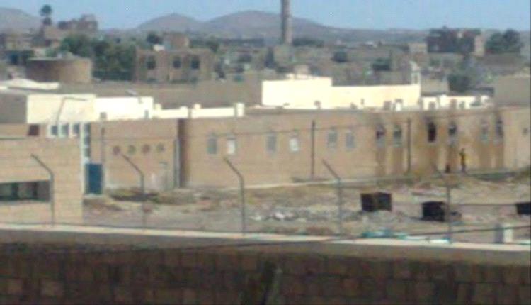 غوانتانامو ذمار.. ملثمون يقتحمون الزنازين ليلا ويعتدون بالهراوات على السجناء