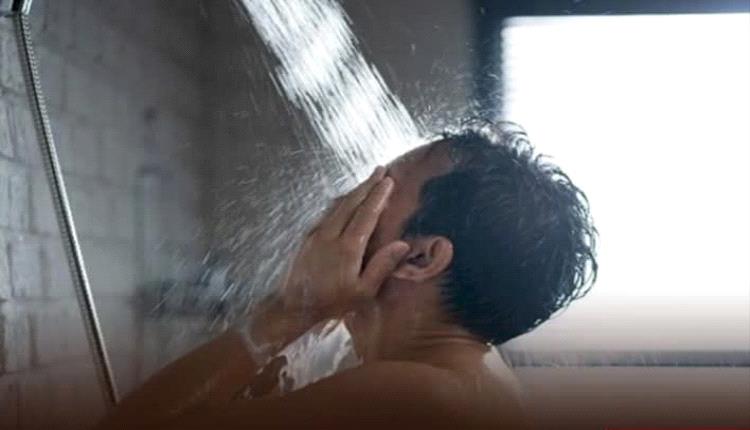 هل الاستحمام بالماء البارد في الصباح مفيدا لصحتك أم خطر.. طبيب يجيب