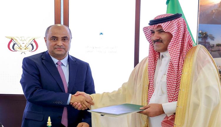 اتفاقية مع السعودية لدعم عجز الموازنة والكهرباء.. وبن بريك يقدم تعهد بعد التوقيع