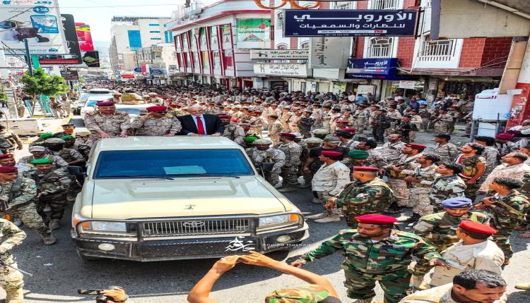 الصامت: زيارة وزير الدفاع لتعز تكريسٌ للتمرد وشرعنة للفوضى.. جيشٌ بلا عقيدة ومحورٌ بلا شرعية