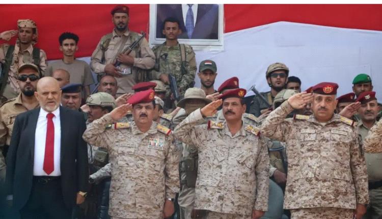وزير الدفاع اليمني يصل تعز ويشهد عرضاً عسكرياً في شارع جمال