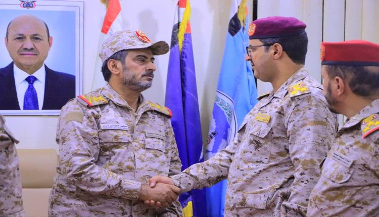 خلال لقاء قائد حوثي منشق.. الجيش اليمني يجدد دعوته للحوثي لترك السلاح وإيقاف جرائمه