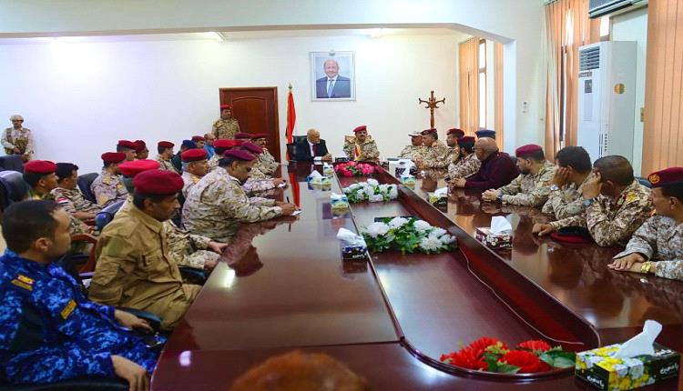 وزير الدفاع يخاطب أبناء تعز ويطالبهم بتجاوز الخلافات 