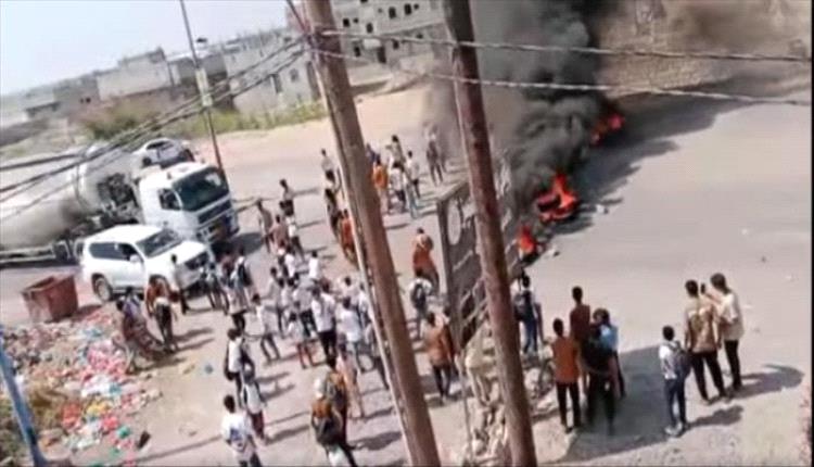 طلاب يغلقون طريق عام في أبين ويرفعون مطالب