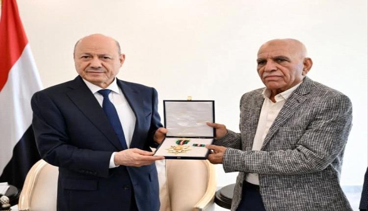 العليمي يمنح افتهان المشهري وسام الواجب ويؤكد أنصافها