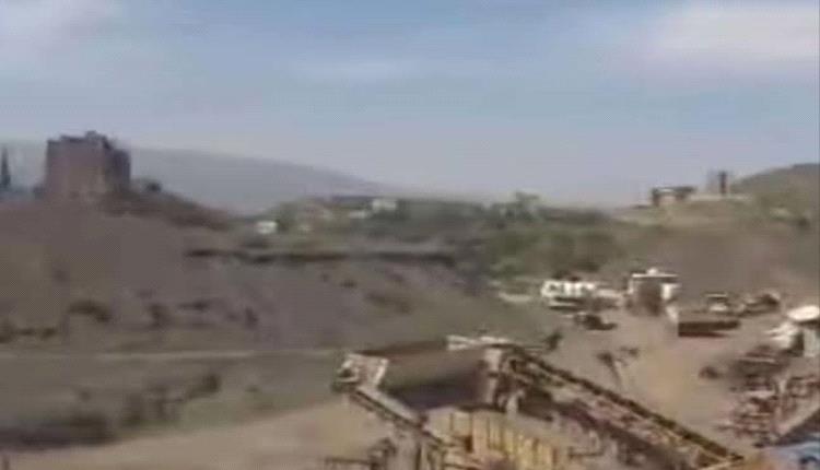 سلطة صنعاء تختطف مواطنين في إب لإجبارهم على مشروع يهدد حياتهم بخطر كبير