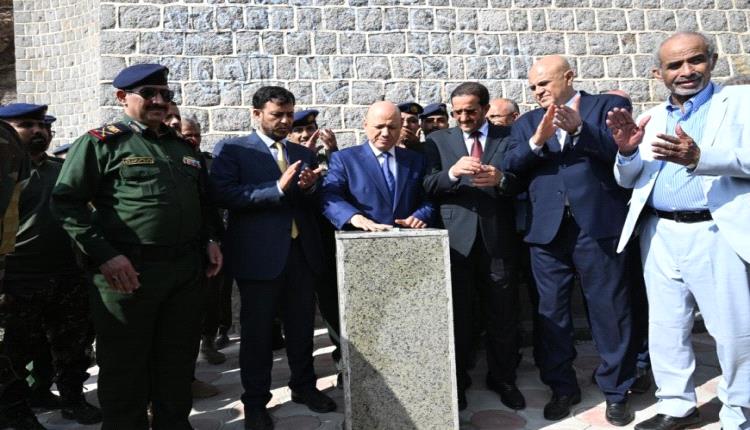 العليمي يجدد الثقة لنبيل شمسان ويستعد لإجراء تغييرات في محور تعز