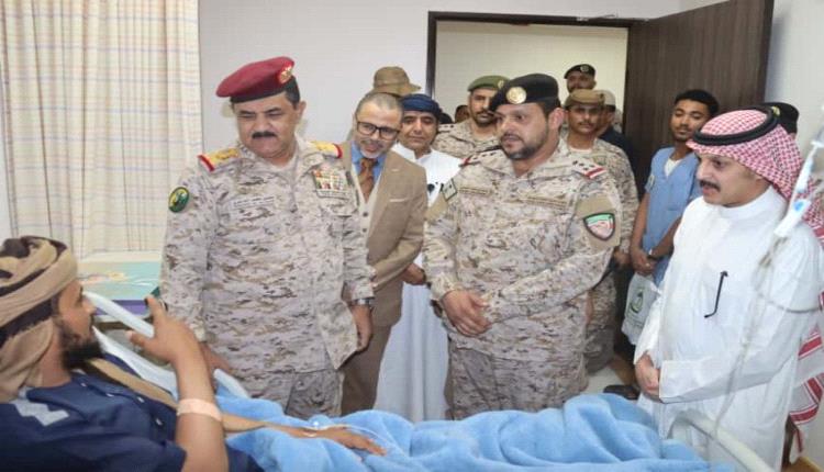 وزير الدفاع وقائد التحالف العربي يزوران رزيق بعد محاولة اغتياله في تعز