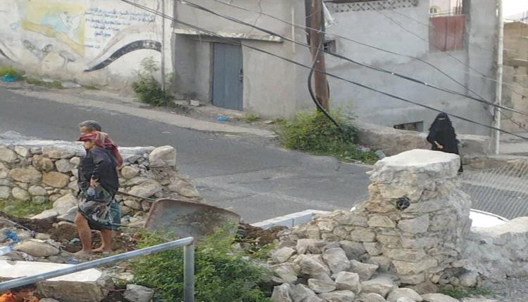 ليلاً وتحت حماية مسلحين.. نافذون يقتحمون مدرسة في تعز لإزاحة محول كهربائي وسط غياب أمني