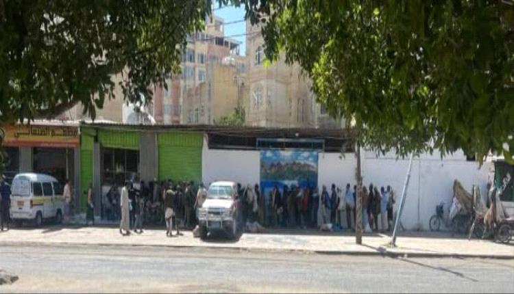 صورة مؤلمة في صنعاء.. طوابير طويل للجائعين يكشف الوجه القاسي للأزمة الإنسانية