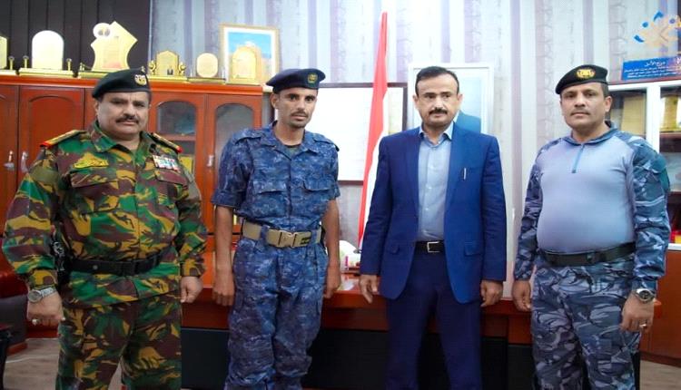 اعاد 34 الف ريال سعودي لصاحبها.. محافظ شبوة يكرّم الجندي سعيد الدياني