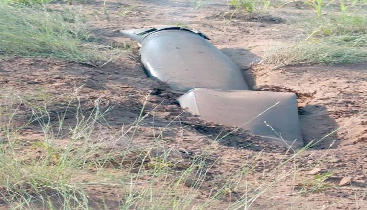 شاهد سقوط صاروخ داخل قرية البخور بعد فشل الحوثي في استهداف سفينة تجارية