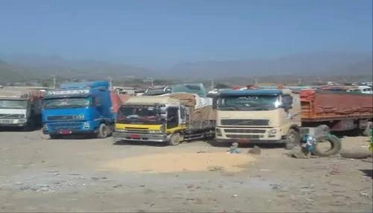 الحوثيون يحتجزون شاحنات في تعز للمطالبة بجبايات جديدة