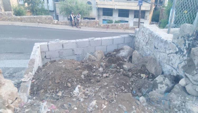 فوضى تعز.. استمرار عبث بنقل محول كهربائي إلى رصيف شارع عام رغم قرارات الإزالة