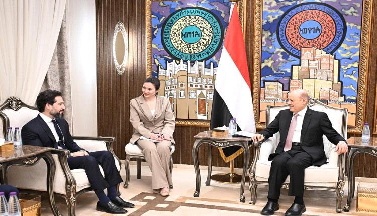 العليمي يؤكد تعزيز التعاون مع واشنطن في الإصلاحات الاقتصادية والأمن وحماية الملاحة الدولية