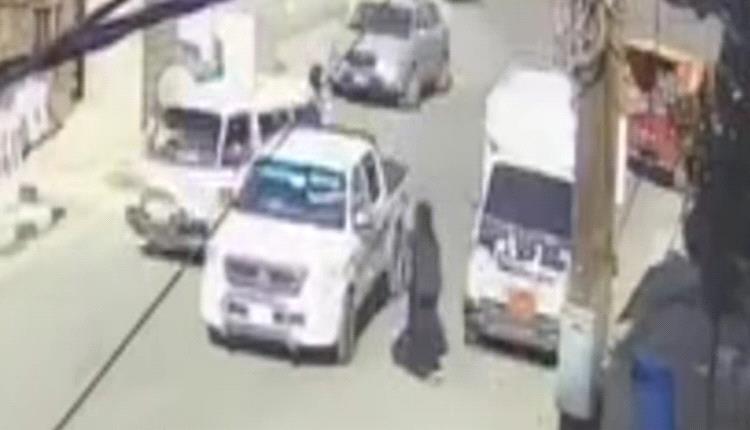 مسلحون يختطفون طفل من أحضان والدته قبل سحلها في شارع عام بصنعاء (فيديو)