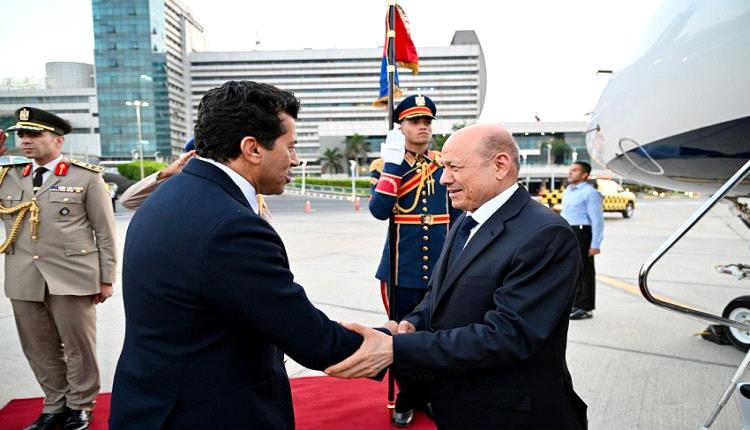 العليمي يصل القاهرة بدعوة من الرئيس السيسي 