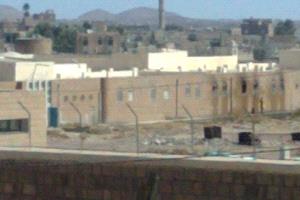 غوانتانامو ذمار.. ملثمون يقتحمون الزنازين ليلا ويعتدون بالهراوات على السجناء
