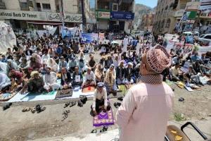 مئات الغاضبين في تعز يطالبون بالعدالة ومحاسبة قتلة الأبرياء