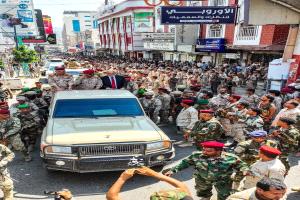 الصامت: زيارة وزير الدفاع لتعز تكريسٌ للتمرد وشرعنة للفوضى.. جيشٌ بلا عقيدة ومحورٌ بلا شرعية