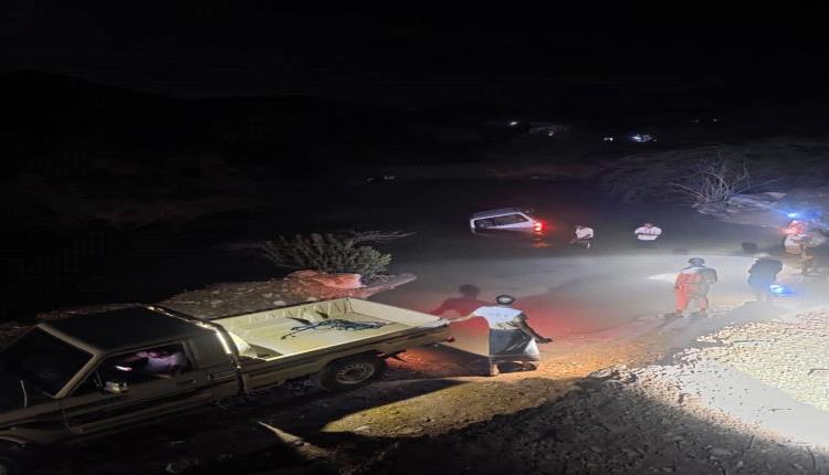 بالصور.. سيول الامطار تجرف ثلاث سيارات في شبوة