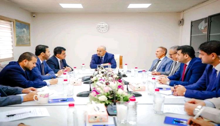 الزُبيدي يترأس اجتماعا موسعا للوقوف على الخطوات المنجزة لإعادة تشغيل مصفاة عدن