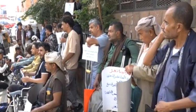 جرحى الجيش في تعز يحتجون للمطالبة بصرف رواتبهم المتأخرة