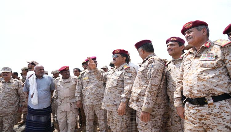 وزير الدفاع في جزيرة ميون وباب المندب.. تحرك عسكري لتأمين المنطقة الاستراتيجية