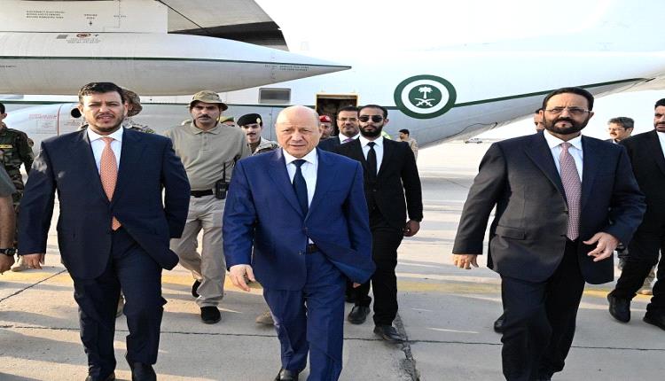 رئيس مجلس القيادة يرافقه العرادة والعليمي يعودون الى العاصمة عدن.. ويدلي بتصريح هام