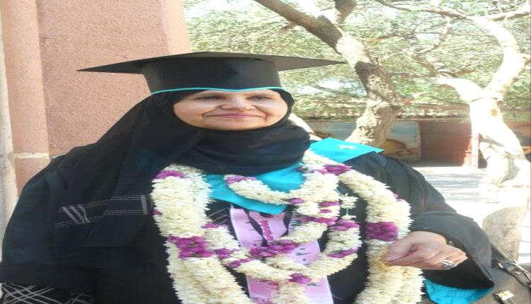 "أمي نجحت".. يمنية تبلغ 65 عاماً تهزم الأمية وتتخرج من الثانوية العامة مع حفيدها