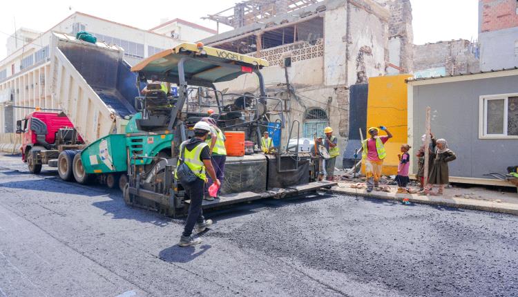 بدء سفلتة أهم شوارع مديرية صيرة بالعاصمة عدن