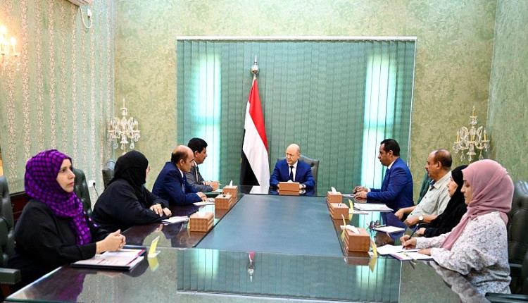 العليمي يتسلم تقرير هام يفضح انتهاكات الحوثيين