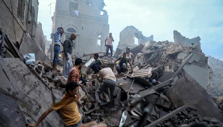 15 شخص عالقين تحت أنقاض القصف الإسرائيلي في صنعاء وإنقاذ طفل بعد 16 ساعة تحت الركام