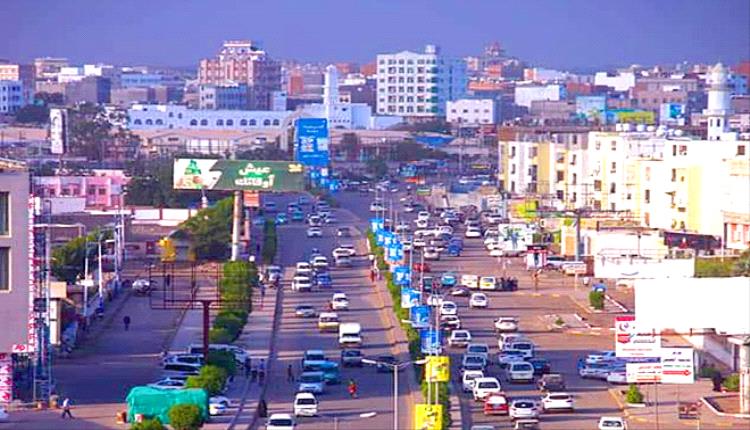 سقوط فتاة من شرفة يفضح خبايا شقة بعدن.. مشروبات روحية وشبان مع بنات وخلاف على ذهب