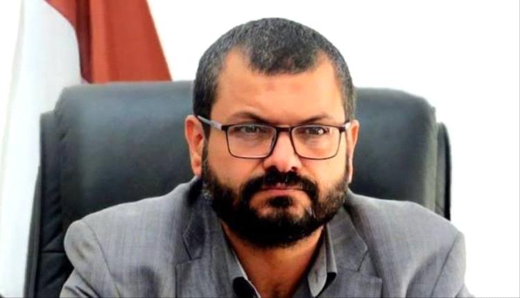 أول قرار بعد نجاته من غارات صنعاء.. وزير حوثي يعين والده في منصب رفيع