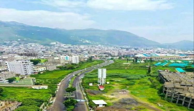 قيادات حوثية تعتدي على أملاك مستثمر وتنهب مشروعه السياحي في إب