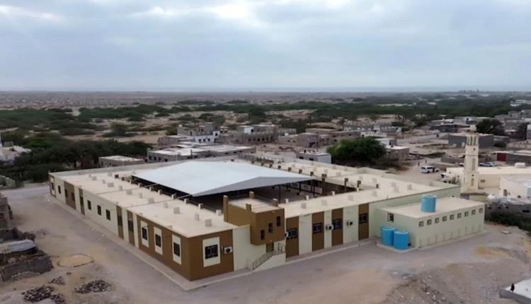 الإمارات ترسم البسمة للطلاب بافتتاح مدرسة بحضرموت وتوزيع آلاف الحقائب بالحديدة وتعز