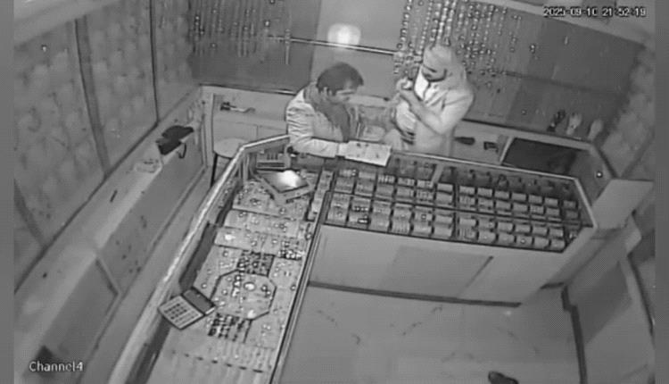 فيديو جريمة تهز صنعاء.. عامل يخون رب عمله ويطعنه بوحشية ويسرق أكثر من 3 كيلو ذهب