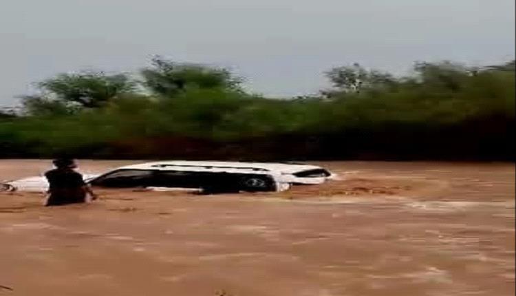 أمطار غزيرة وسيول جارفة في شبوة والمحافظ يوجه برفع الجاهزية.. صور