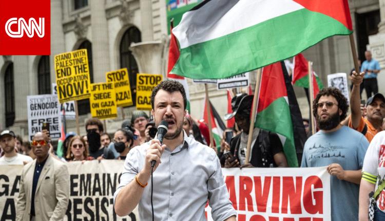 محكمة أميركية تأمر بترحيل ناشط فلسطيني إلى سوريا أو الجزائر