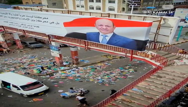 القمامة تغزو تعز بعد اغتيال مديرة نظافتها