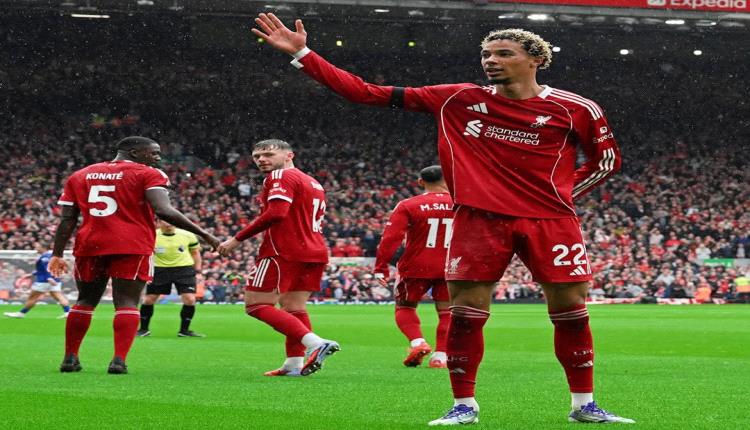 ليفربول يعبر إيفرتون ويتصدر الدوري الإنجليزي بالعلامة الكاملة
