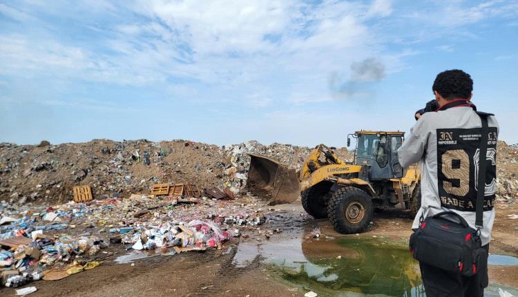 الصناعة تتلف 12 طن من المواد الاستهلاكية المتنوعة منتهية الصلاحية بعدن