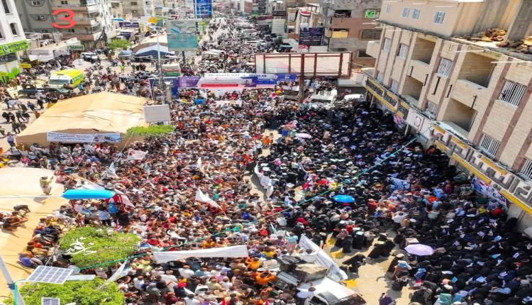 انتفاضة وغضب شعبي غير مسبوقين في تعز للمطالبة بمحاسبة قتلة المشهري.. صور