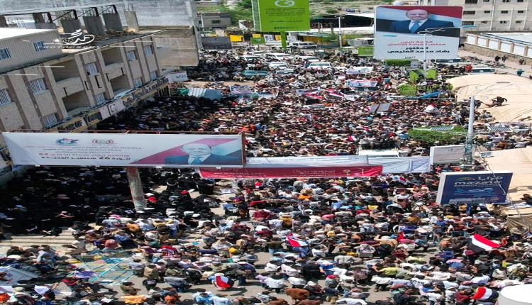 تعز الغاضبة تُقيل السلطة الفاشلة.. وتمنح العليمي تفويض شعبي لإسقاط المحاصصة