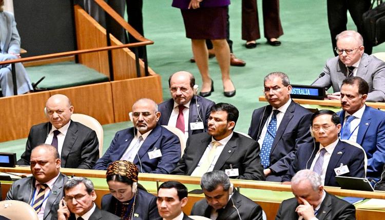العليمي يرافقه الزبيدي في الجلسة الافتتاحية للجمعية العامة للأمم المتحدة