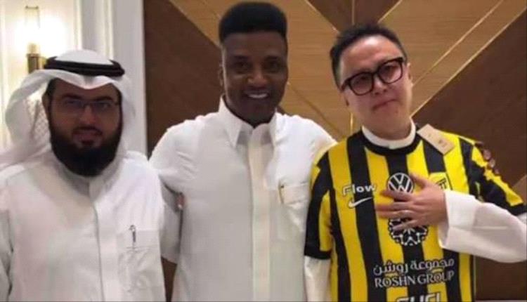 مشجع صيني يعتنق الإسلام بعد تأثره بنادي الاتحاد ومحمد نور يكرمه